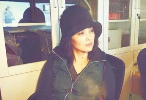 张纪中▲2010年,张纪中总往美国跑,6年后妻子与干儿子夜会3小时画面曝光