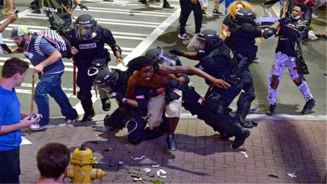 「美国」美爆发大规模暴乱，警方接令铁腕镇暴，这就是美国所谓的自由？