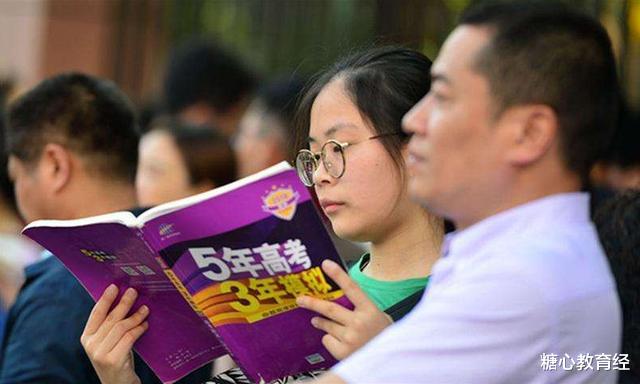 大学|400多分考上三本,办升学宴惹非议,考生一句话,让大家闭嘴了