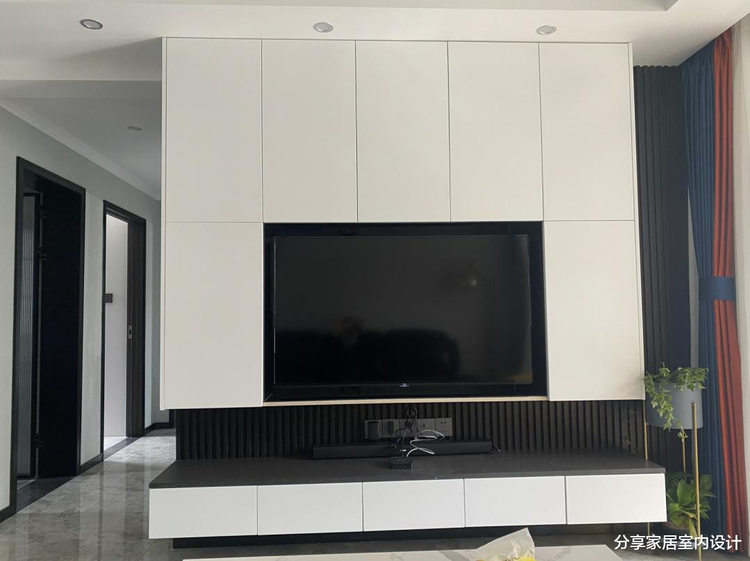 |三房两厅的新房，全屋装修花了20W，电视墙很实用，考虑真周到！
