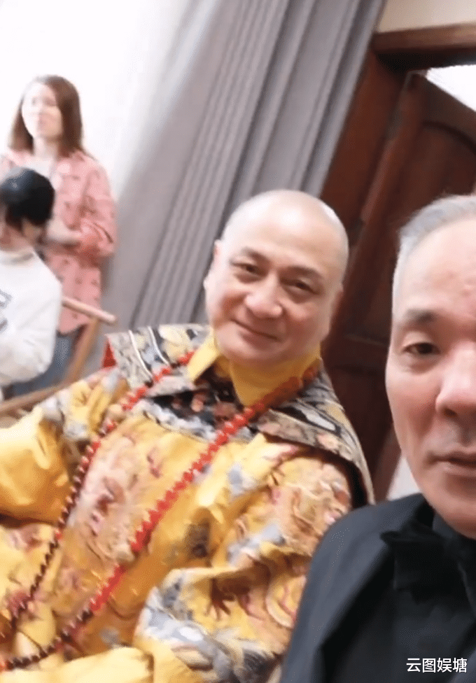 #程东#一众老戏骨聚会，“大B哥”淡定喝茶，“大军”满头白发略显老