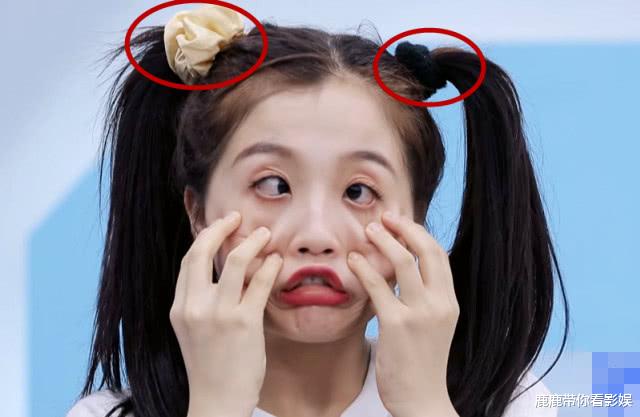 「虞书欣」同样是梳双马尾，别人都用一样的头绳，有谁注意虞书欣的小心机？