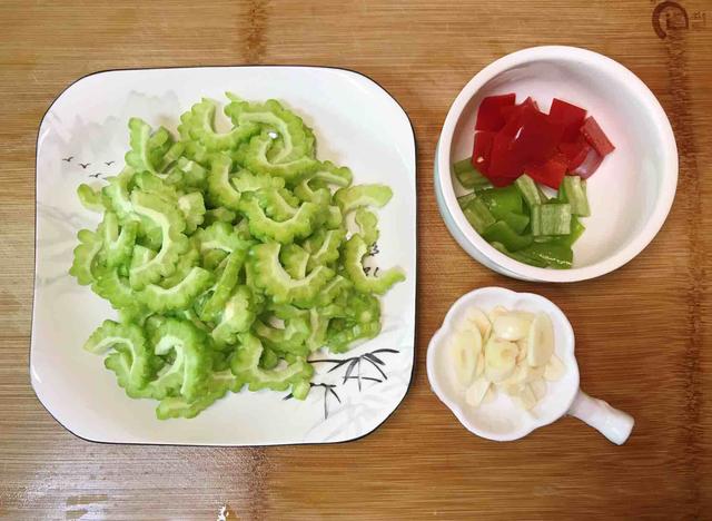 『香菇』入夏后，这菜我家一周吃3次，雷打不动，清肠刮油，小腹平坦了