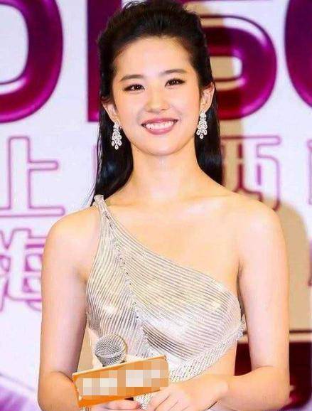 刘亦菲|刘亦菲彻底豁出去，“玉女”形象不要了？仅靠一块“三角布”遮羞