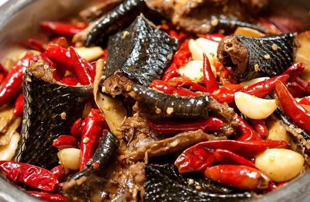 牛蛙|我国“最辣”的三道菜，第1道吃一口就流口水，第3道很少人敢吃