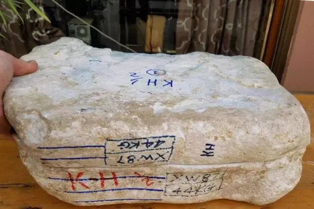 文玩核桃@44公斤的翡翠原石拿来抵10万的债,切开后货主差点没晕过去!