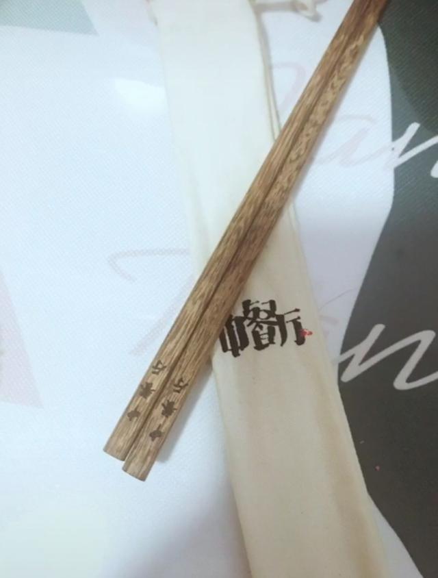 赵丽颖|赵丽颖《中餐厅》工作照首曝光,坐柜台前认真对账,当妈后更成熟