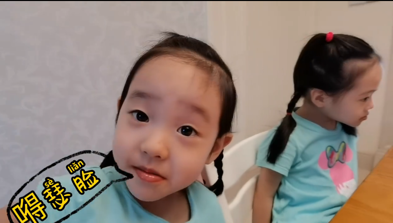 ：杨威晒儿女日常，杨阳洋似钓鱼喂俩妹妹吃饭，妹妹们抢着吃超可爱