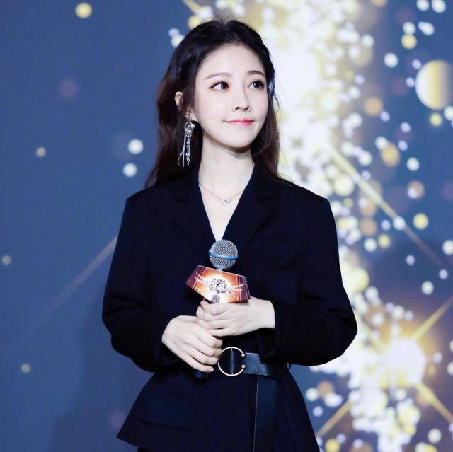 【冯提莫】冯提莫参加节目被摸大腿19次依然赔笑，看来吴京说的是对的······