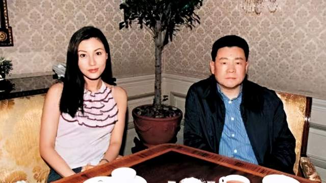 李嘉欣|李嘉欣庆结婚12周年,与老公头靠头温馨依偎,腻歪甜喊我的爱