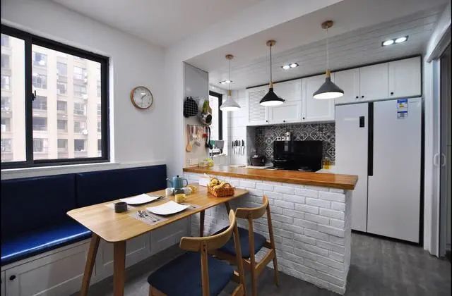 「」新房装修流行装卡座，不管是餐厅还是客厅全部安排起来，实用漂亮