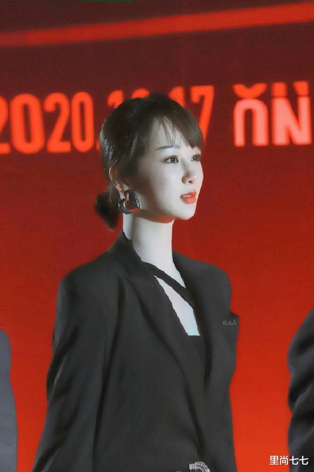 杨幂|北电校庆太排场！赵薇穿得随性周冬雨隆重，张嘉倪壮硕杨幂失水准