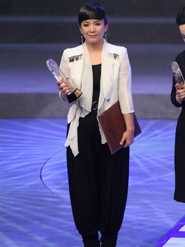 运动|吕丽萍也赶时髦，白纱披肩配哈伦裤酷拽飒气，留锅盖刘海年轻不少