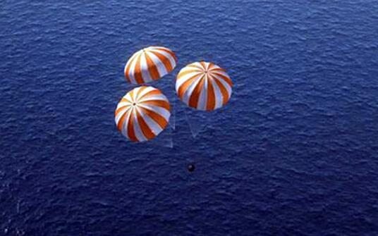 宇宙飞船@当宇宙飞船返回地球时，为何要不惜燃烧的代价来高速穿过大气层？