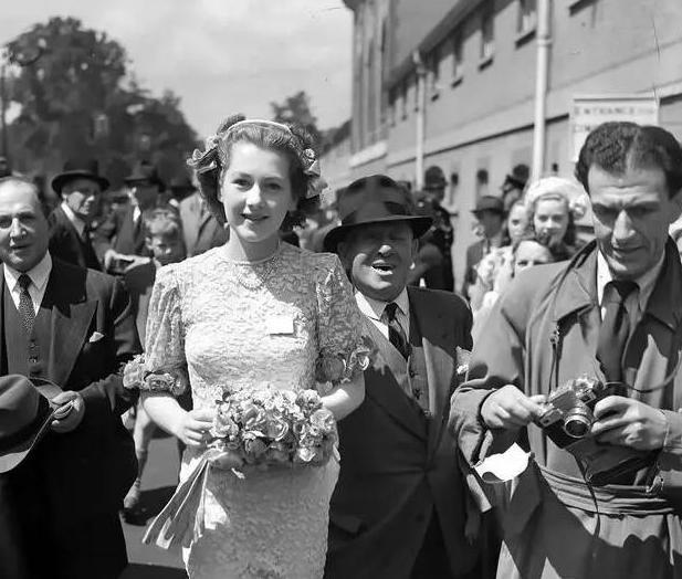 戴安娜|戴安娜母亲比她还美，被迫沦为生育机器，婚姻之路和女儿一模一样