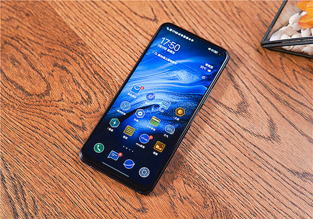 iqoo|120Hz+5000mAh，同样是iQOO系列机型，降价却难以掀起热度