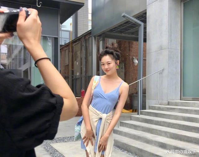 鞠婧祎|鞠婧祎被怀疑垫了假肩，你们知道其实还有假后脑勺、假胯……么？