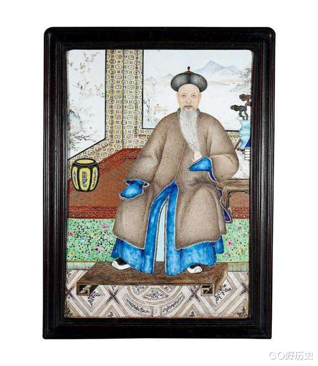 韩练成@将军打了胜仗回来，乾隆赐给他一杯毒酒，将军一口干了毫发无损