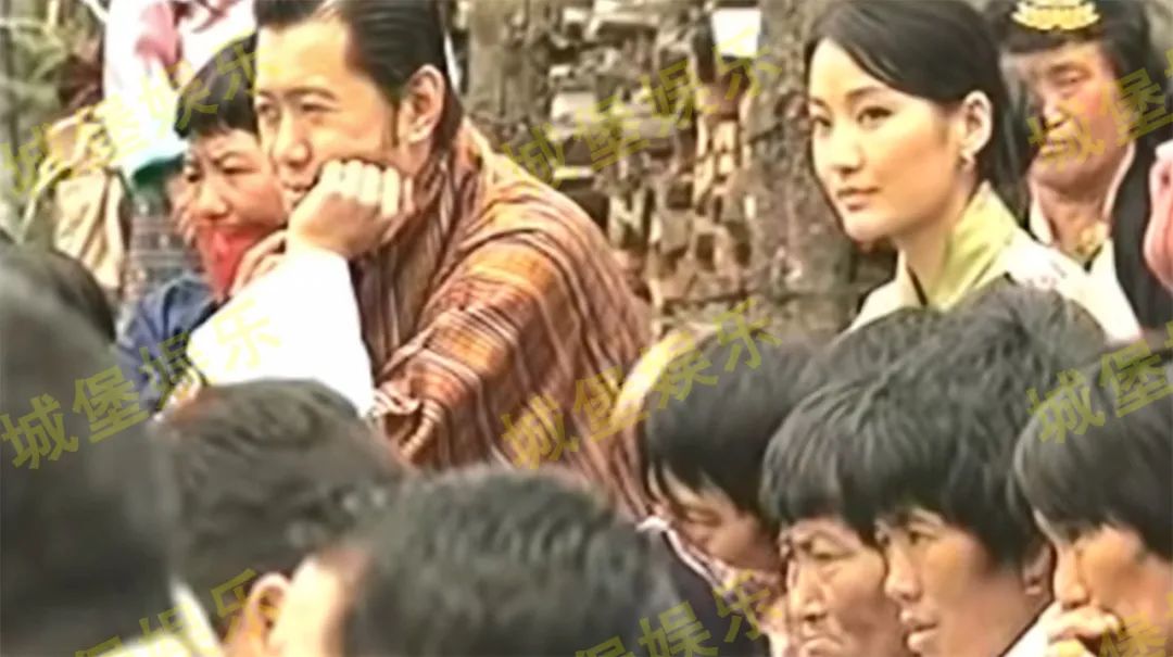 不丹王後靠著丈夫好靦腆，一顰一笑盡是深情，國王熱情卻已然冷卻-圖2