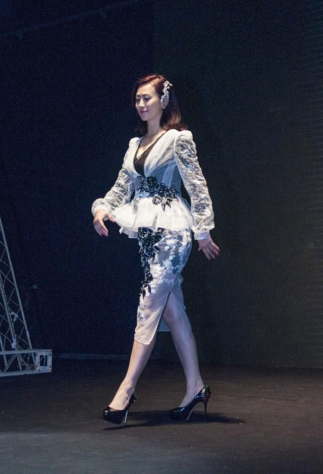 【翁虹】翁虹才是高配版的女人身材，虽然看着不瘦，但肉都长在重要的地方