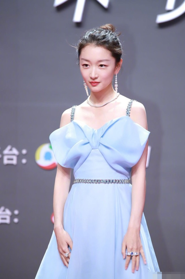 唐嫣|红毯竞艳，唐嫣复出肢体语言僵硬，乔欣跟张嘉倪的礼服一言难尽