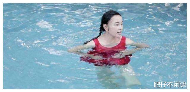 #刘晓庆#64岁刘晓庆不化妆啥样？看到泳池内现原形的她，谁家的奶奶走丢了