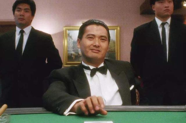 赌神|当年《赌神》站大哥后面那小弟，后来真成了比发哥还牛的大佬？