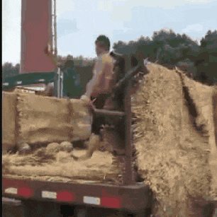 小姐姐|同事穿成这样约我出来钓鱼,我天下来一条没有钓到,光顾看她的纹身了