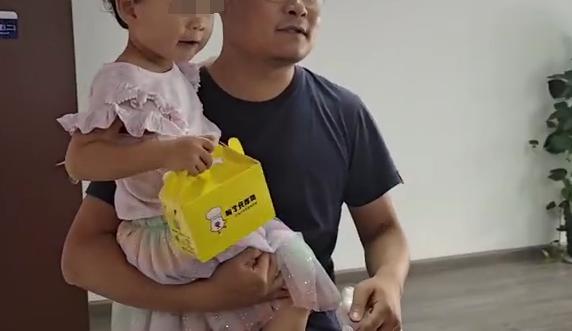 「女孩」被妈妈在路口丢下的4岁女孩回家了！爸爸：现在还要再去找妻子