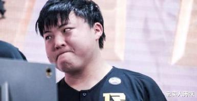 『Uzi』Faker公开回应UZI退役，李总背后的奖杯墙，让“狗黑”再次被打脸