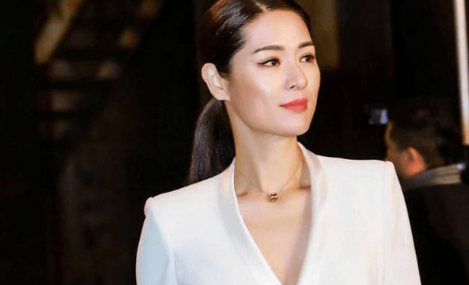 马艳丽|她被称“中国第一美女”,身价过亿,今44岁隐居山林以种田为乐