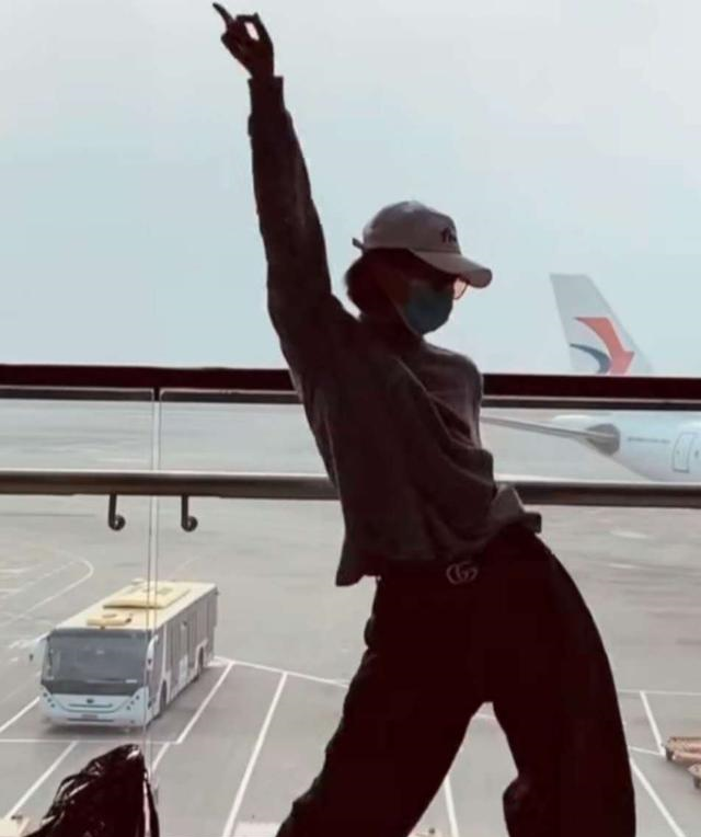 [姐姐]姐姐们集体挑战主题曲，白冰带感万茜垮掉，张雨绮终于不顺拐了