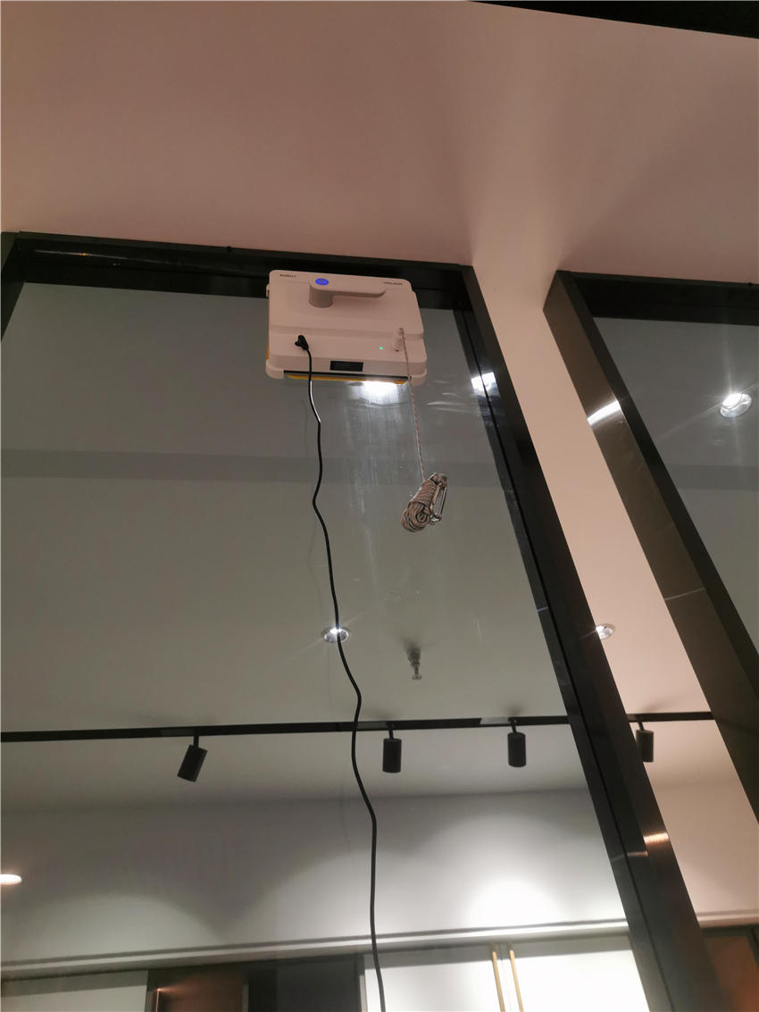 胖刘智汇玩 高楼玻璃危险不好擦,BOBOT智能擦玻璃机:干净高效还安全