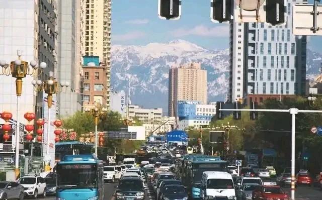 洛杉矶■乌鲁木齐是离雪山最近的城市了吧，神似洛杉矶，但比之更加科幻