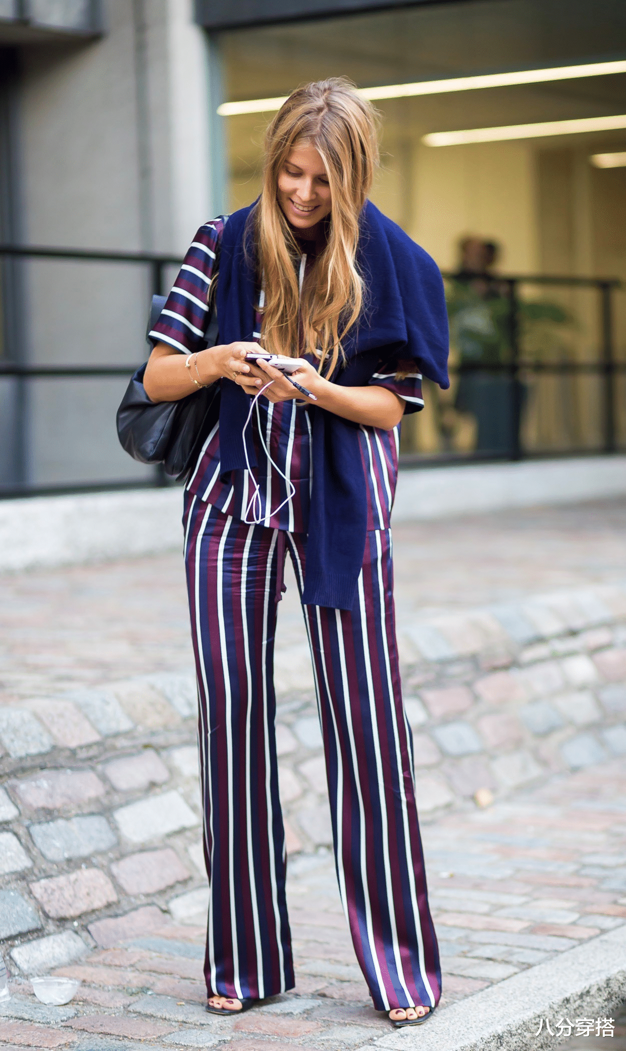 t恤|许晴连吃个派都好时髦,穿条纹T恤配背带裤,配套条纹发带太讲究