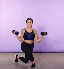 『血糖』女孩居家哑铃练习，做完这几组手臂特训，告别恼人掰掰肉