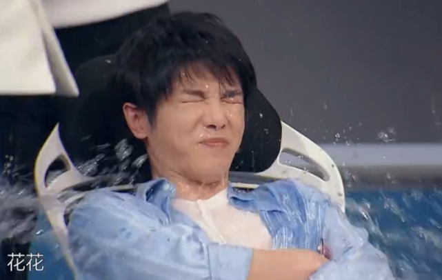 『虞书欣』华晨宇被水浇一身，谁注意关晓彤的反应？太圈粉了！