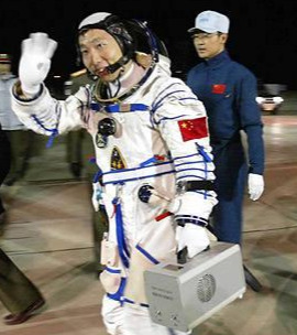 杨利伟|杨利伟进入太空后，曾听到有人“敲门”，17年后感慨真是万幸