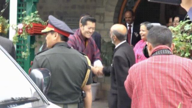 不丹國王臉丟大瞭，外賓無視他先與王後握手，氣得吉格梅臉都黑瞭-圖6