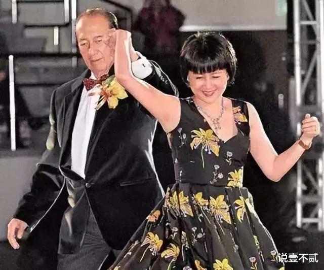 【赌王】赌王将与长女何超英同葬于家庭墓园，何超英去世时他未出席葬礼