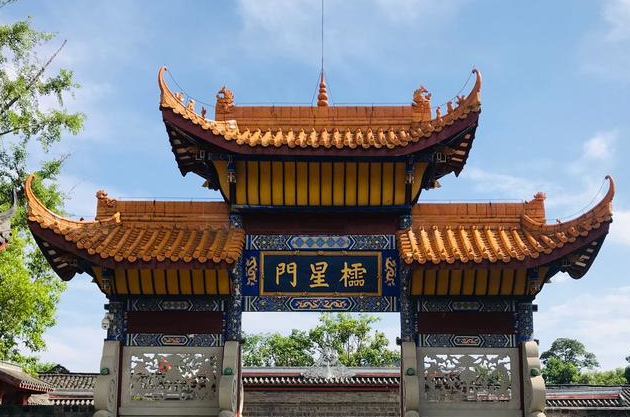 牛肉面|国内名气较大的古城景区，小吃街一碗牛肉面仅需6块钱，太合适了