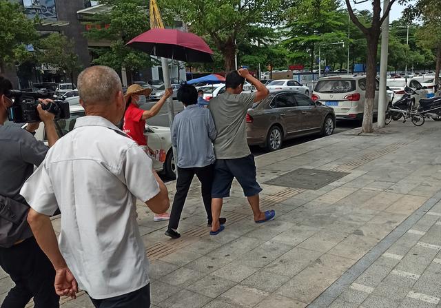 广东省▲农村父母贷款几十万为儿谋生，赌博输光流浪17年，父母跪求儿原谅