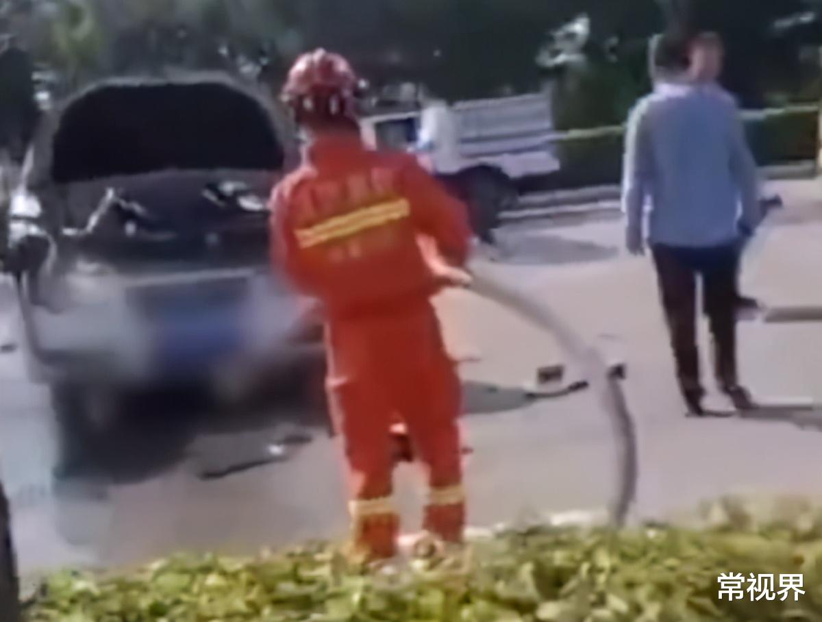 常视界|辽宁4女学生翻墙外出，却遇到不看红绿灯的两司机，2死2伤