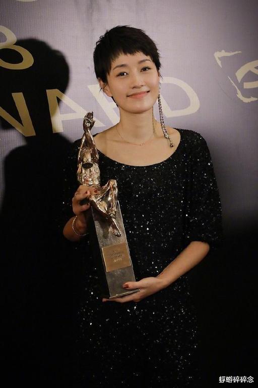 马伊琍|刚出道恋导演，离婚后与26岁鲜肉街头亲密，马伊琍真活出自我？