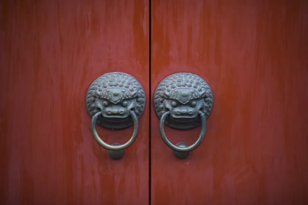 门上有一物，家中易出血光、破财