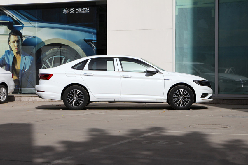 新车|又一德系卖“白菜价”!跌至9.41万,轴距2米7油耗5L,不买雅阁选它