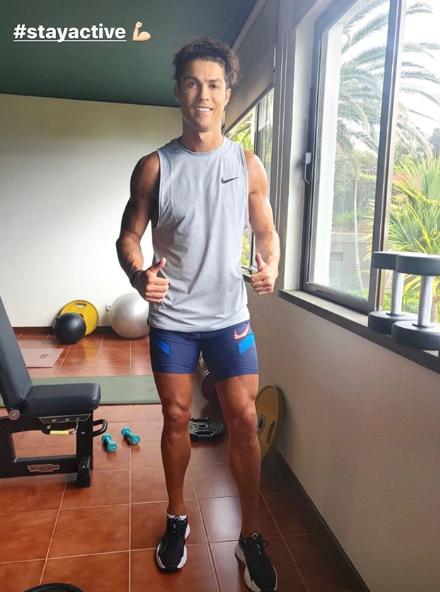 「佟丽娅」C罗叒换新发型：狂野蓬蓬头上线，再秀恐怖肌肉群35岁才放飞自我