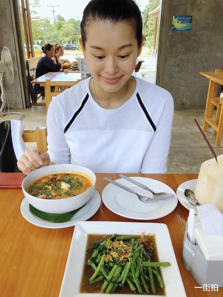 胡杏儿▲胡杏儿三口日常郊游,素颜杏儿皮肤蜡黄没气色,生完娃果然老不少