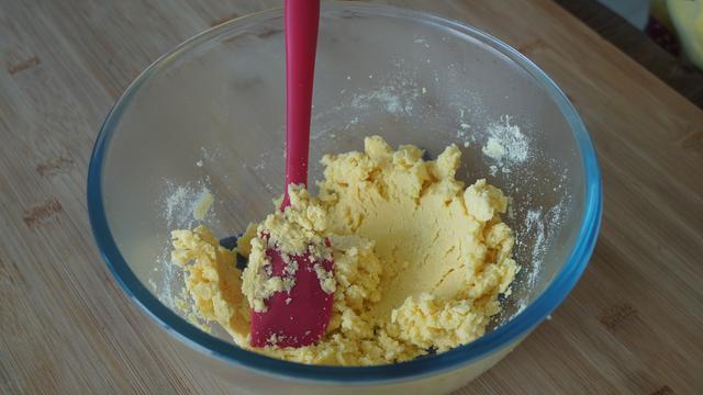 「面粉」玉米面百吃不厌的做法，开水烫一烫，蓬松柔软不塌陷，凉了也好吃