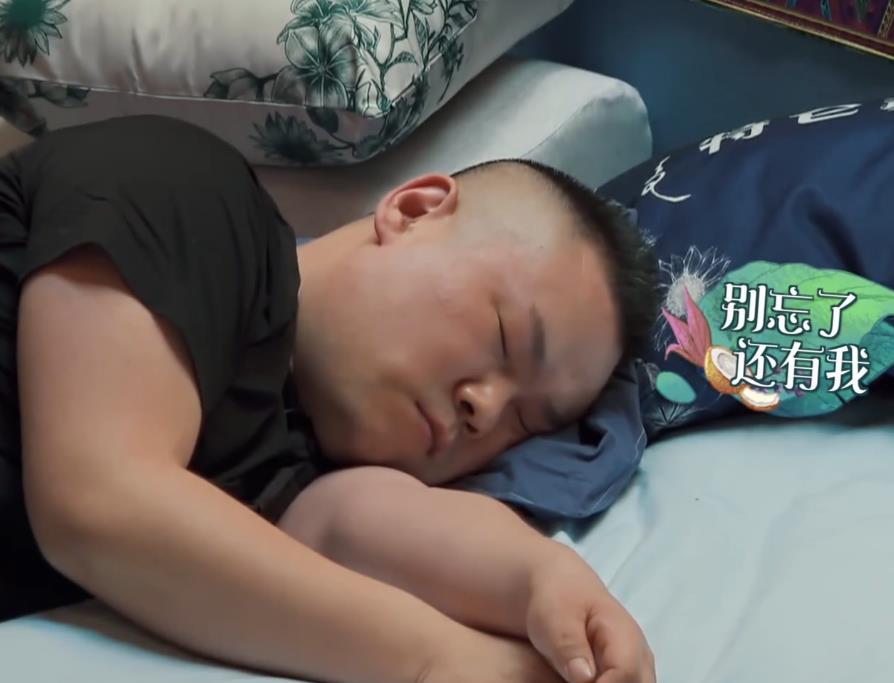岳云鹏|岳云鹏上《向往的生活》来了就睡，吃完继续睡，所有人跟着倒头睡